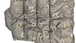 Chaleco negro con estrellas multicolor