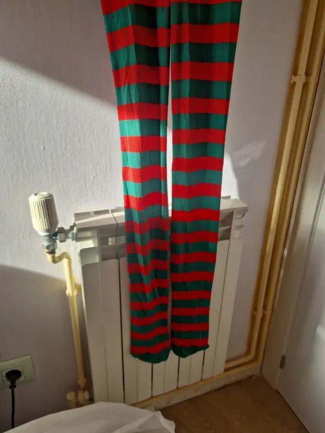 Medias de elfo a rayas verdes y rojas