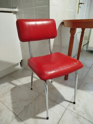 Sedia rossa vintage in metallo e similpelle