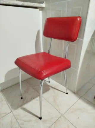 Sedia rossa vintage in metallo e similpelle