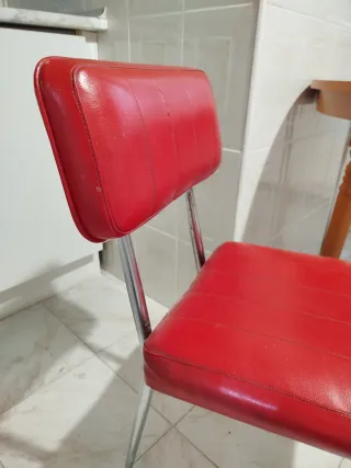 Sedia rossa vintage in metallo e similpelle