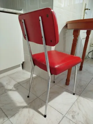 Sedia rossa vintage in metallo e similpelle