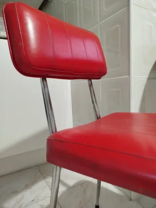 Sedia rossa vintage in metallo e similpelle