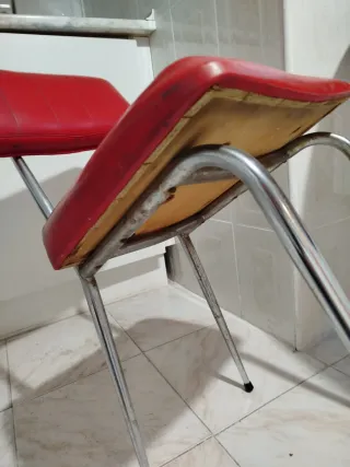 Sedia rossa vintage in metallo e similpelle