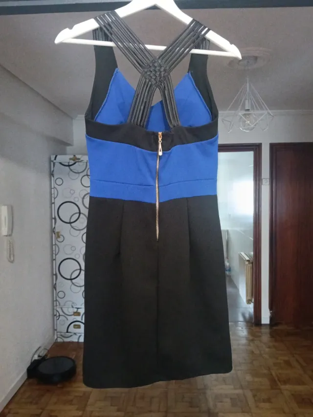 Vestido corto azul y negro
