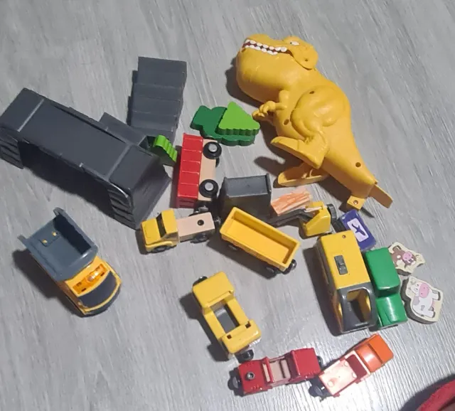 Tren de madera y vehículos