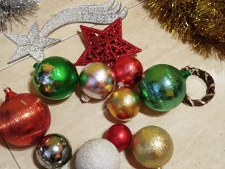 Decoración árbol Navidad: Guirnaldas y Bolas