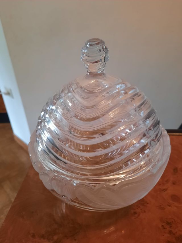 Bomboniera in cristallo intagliato con coperchio