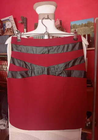 Falda roja con detalles negros, de fina Polipiel.