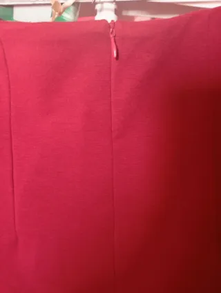 Falda roja con detalles negros, de fina Polipiel.