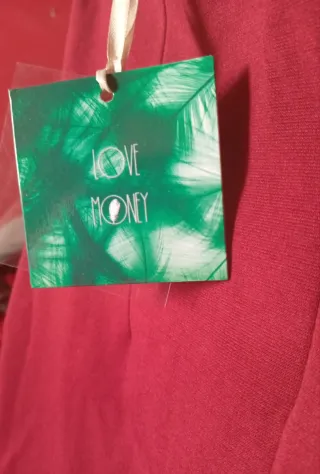 Falda roja con detalles negros, de fina Polipiel.