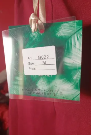 Falda roja con detalles negros, de fina Polipiel.