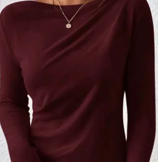 Camiseta escote barco burdeos