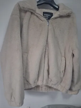 Chaqueta pelo beige cremallera