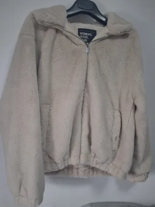 Chaqueta pelo beige cremallera