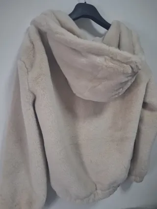 Chaqueta pelo beige cremallera