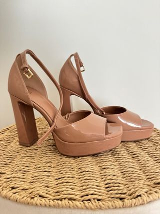 Zapatos de tacón beige Zara