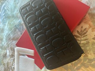 Cartera negra con cremallera y logo