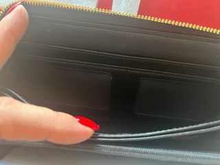 Cartera negra con cremallera y logo