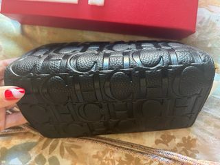 Cartera negra con cremallera y logo