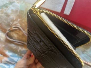 Cartera negra con cremallera y logo