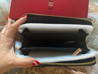 Cartera negra con cremallera y logo