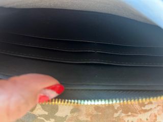 Cartera negra con cremallera y logo