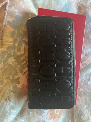 Cartera negra con cremallera y logo