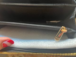 Cartera negra con cremallera y logo