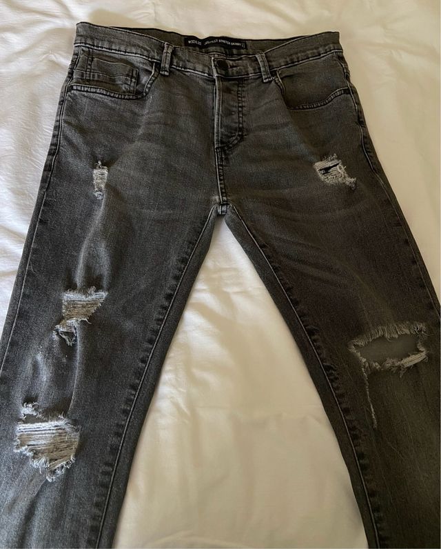 Pantalón pitillo gris. T/W32 “Primark”