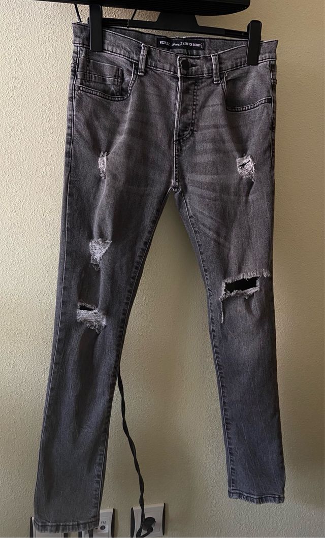 Pantalón pitillo gris. T/W32 “Primark”