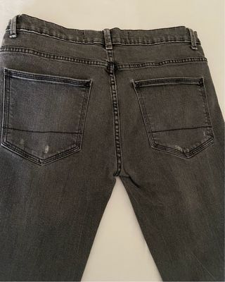 Pantalón pitillo gris. T/W32 “Primark”