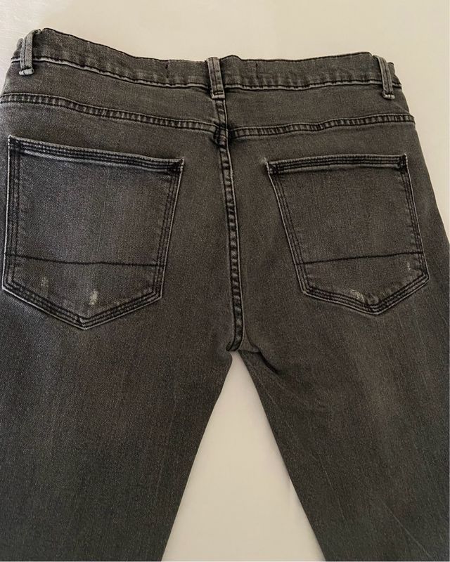 Pantalón pitillo gris. T/W32 “Primark”