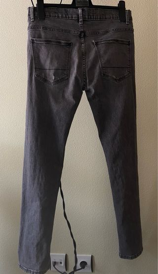 Pantalón pitillo gris. T/W32 “Primark”
