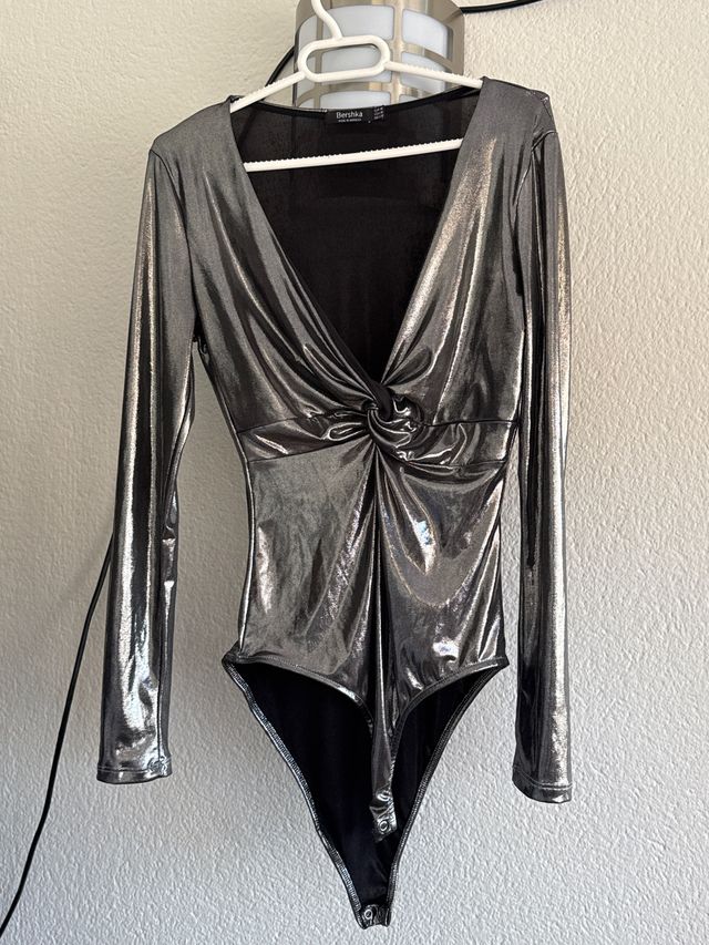 Body Bershka plateado con nudo