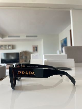 Gafas de sol Prada negras y marrones