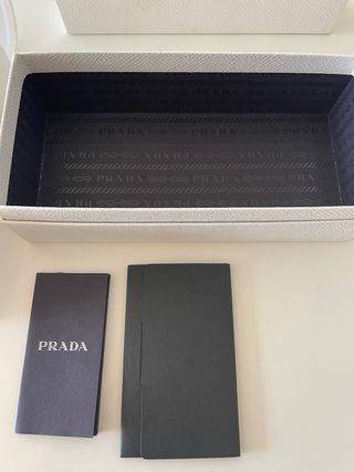 Gafas de sol Prada negras y marrones