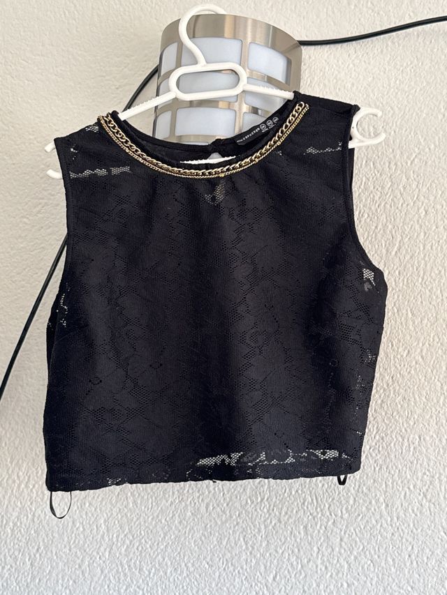 Blusa negra con cadena dorada