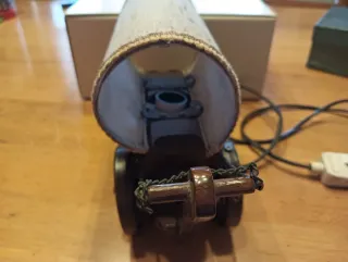 Lampada da tavolo a forma di carro