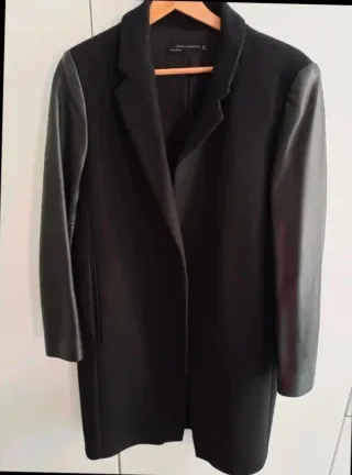 Abrigo Zara Negro con Mangas de Piel
