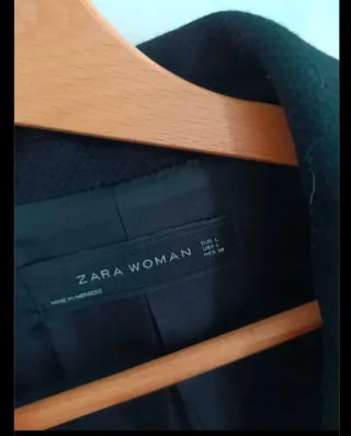Abrigo Zara Negro con Mangas de Piel