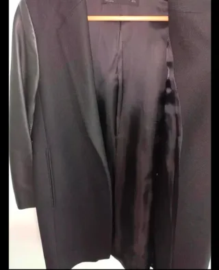 Abrigo Zara Negro con Mangas de Piel