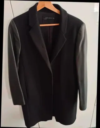 Abrigo Zara Negro con Mangas de Piel