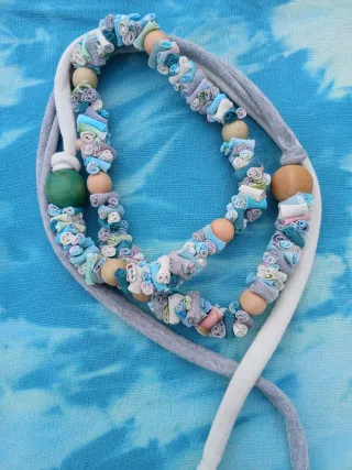 Collar hecho a mano con materiales reciclados