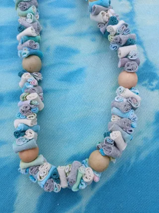 Collar hecho a mano con materiales reciclados