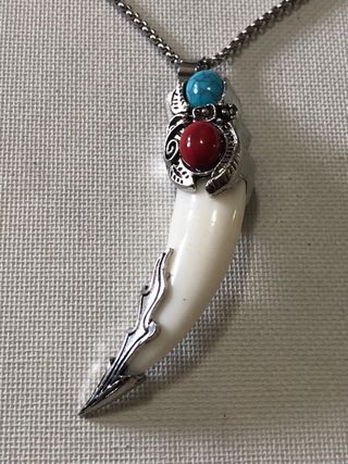 Collana dente di lupo con pietre