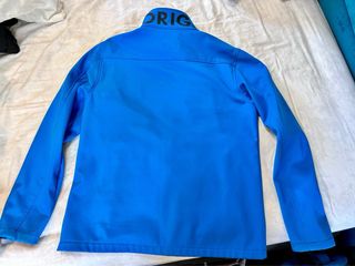 Chaqueta azul ligera y cálida