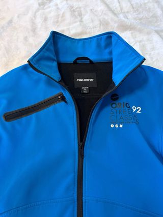 Chaqueta azul ligera y cálida