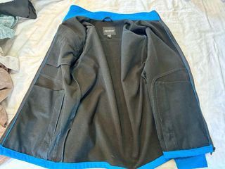 Chaqueta azul ligera y cálida