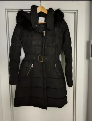 Abrigo plumífero Mango negro con capucha